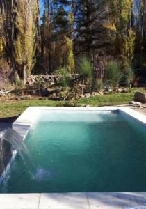 波特雷里约斯Cabañas Las Golondrinas的庭院中一个带喷泉的游泳池