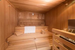 萨尔巴赫坦能堡酒店的中间设有一张床铺的木制桑拿房