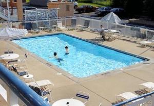 卡拉马祖卡拉马祖东贝蒙特旅馆套房酒店的一座大型游泳池,其中有2人