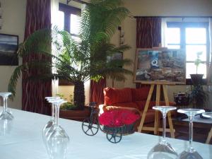 Cañete拉姆拉II号乡村民宿的客厅里一张桌子,上面放着酒杯和植物