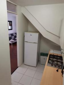 圣费尔南多Casa acogedora en excelente ubicación de San Fernando的一间带白色冰箱和楼梯的厨房