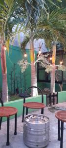 切图马尔Relax Home Aeropuerto-Tren Maya的一个带桌椅的庭院,棕榈树