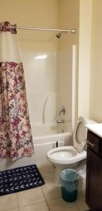 塔克Home at Tucker的浴室配有卫生间、浴缸和水槽。