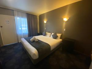 古尔本阿斯特汽车旅馆的酒店客房设有床和窗户。
