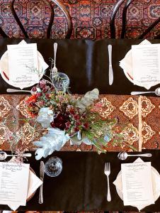 温特沃斯瀑布君怡酒店的一张桌子,上面有黑色的桌布,上面有叉子和刀子