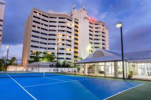 凯恩斯凯恩斯雷吉斯海滨大道度假酒店的酒店前方的网球场