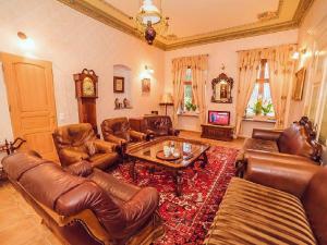 KurskoPałac Kursko的客厅配有皮革家具和桌子