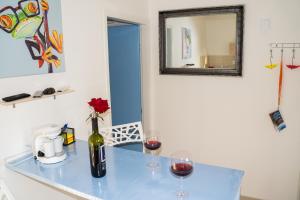 杜布罗夫尼克Apartment SunSet Dubrovnik FREE PARKING & WIFI的一张桌子,上面放着两杯葡萄酒和一面镜子