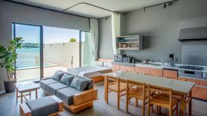 名户Feliz Villa Suite Kourijima View的厨房和客厅,享有海景
