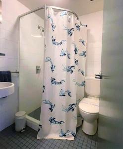 悉尼过境背包客经济汽车旅馆的浴室配有带卫生间的淋浴帘