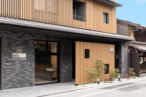 京都M's Hotel Sanjo Omiya的黑色和橙色的办公楼