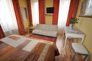 Münstermaifeld"雅典"餐厅酒店的一间卧室配有一张床、一张沙发和一张桌子