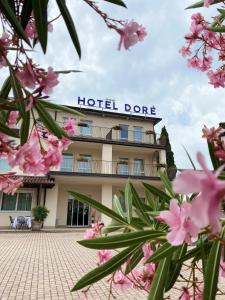 卡斯特努沃德加尔达多里酒店的前面有粉红色花的旅馆
