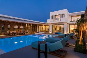 米克诺斯城Splendid Mykonos Luxury Villas & Suites的夜间带游泳池的别墅