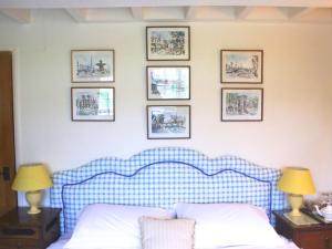 SulgraveStone House的卧室配有蓝色和白色的床,墙上挂有图片