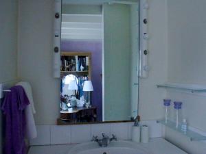 SulgraveStone House的一间带水槽和大镜子的浴室