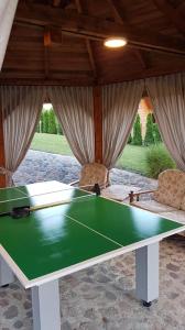 维尔卡瑟Domki u Asi的客厅里的乒乓球桌