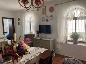 科迪加纳María的客厅配有餐桌和电视