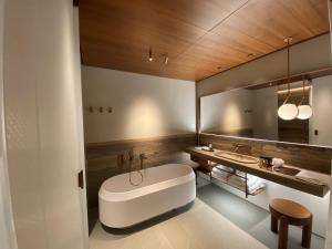托尔诺伊尔蝶拉戈迪科莫酒店的浴室配有大型白色浴缸和水槽