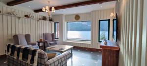 史宾桥Black Sheep Hotels Cabins的客厅配有两把椅子和大窗户