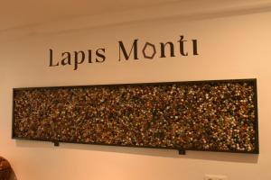 布尔古斯奥Lapis Monti - Apartments & Suites的大堂墙上的大标志