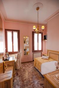 威尼斯阿琵亚韦酒店的一间卧室配有床、水槽和镜子