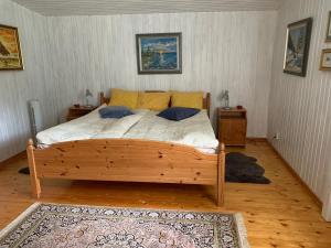SvängstaAlmagården lantlig miljö的一间卧室配有一张带两个枕头的木床