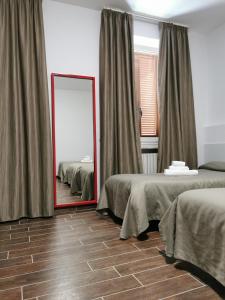 比耶拉卡拉露娜酒店的配有2张床的客房内的镜子