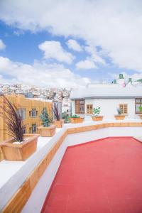 大加那利岛拉斯帕尔马斯Sweet Stays的建筑物屋顶上的红地毯