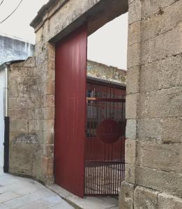 萨里亚CASA SOLANCE的砖楼有门的红门
