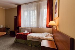 华沙Villa Plaza的酒店客房设有床和窗户。