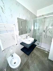 奇维塔韦基亚波尔图迪罗马酒店的一间带水槽、淋浴和卫生间的浴室