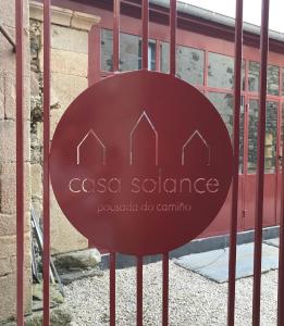 萨里亚CASA SOLANCE的建筑物前门上的标志