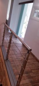 艾马尔格Butterfly Bedroom in Sweet Home的楼梯,有金属栏杆和木地板
