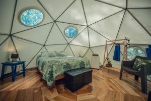 Faith Glamping Dome Costa Rica客房内的一张或多张床位