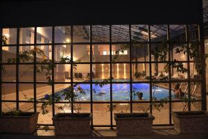 Nefas SilkELGEL Hotel and Spa的一座大建筑,设有游泳池,透过窗户