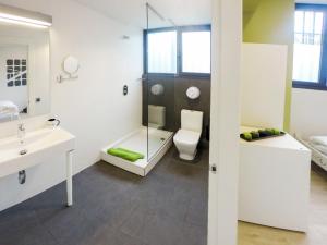 巴塞罗那018BCN客房旅舍的一间带卫生间和水槽的浴室