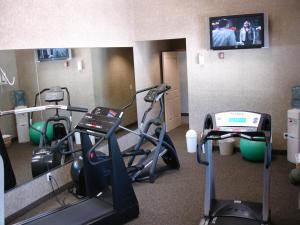 米苏拉米苏拉卡芒酒店的一间带跑步机和电视的健身房