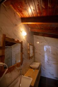 Mackaİspendam Tess Otel的一间带水槽和镜子的浴室