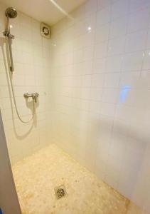 梅赫伦Brasserie & Logies De Pijl的一间铺有瓷砖地板的带淋浴的浴室