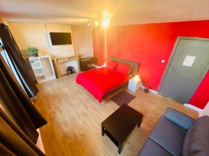 梅赫伦Brasserie & Logies De Pijl的红色的卧室配有红色的床和沙发