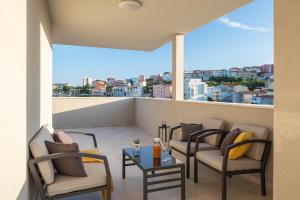 斯普利特New luxury 3-bedroom penthouse with huge terrace的阳台配有桌椅,享有风景。