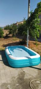 巴库Guest house near Baku airport的蓝色和白色的浴缸,位于地面