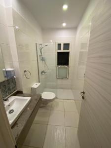 马特鲁港Fouka bay luxurious chalet的浴室配有卫生间、淋浴和盥洗盆。