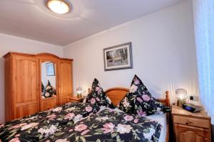 RekownicaApartament w Villa Konik Mazury的一间卧室配有一张床和一个木制橱柜