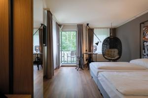 巴特博尔希米纳瑞斯拜德巴洛酒店的酒店客房设有两张床和一个阳台。