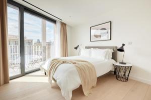 伦敦Southwark by Q Apartments的白色的卧室设有床和大窗户