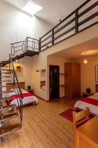 昆卡Hotel Casa Merced的一间卧室设有双层床和楼梯。