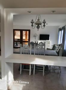 蒂尔卡拉La Rosa de Tilcara的客厅配有餐桌和椅子