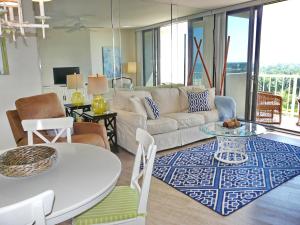 马可岛Gulfview 711的客厅配有沙发和桌子